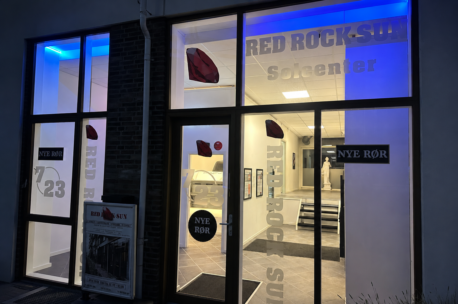 Red Rock Sun solcenter facade om aftenen — København
